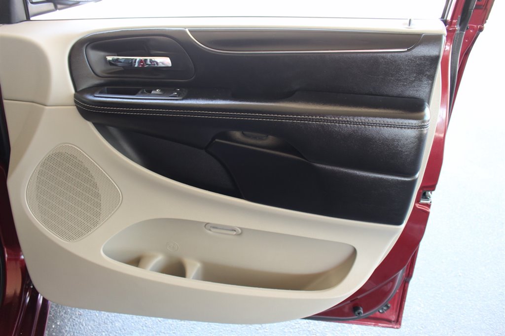 2019 Dodge Grand Caravan - $32,995