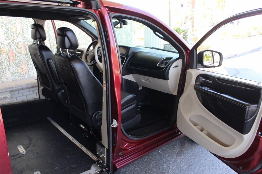 2019 Dodge Grand Caravan - $32,995