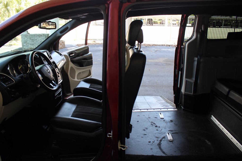 2019 Dodge Grand Caravan - $32,995