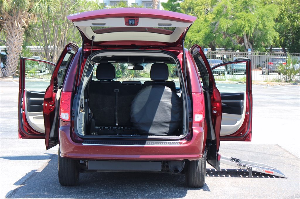 2019 Dodge Grand Caravan - $32,995