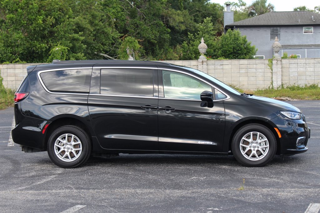 2022 Chrysler Pacifica - $32,995
