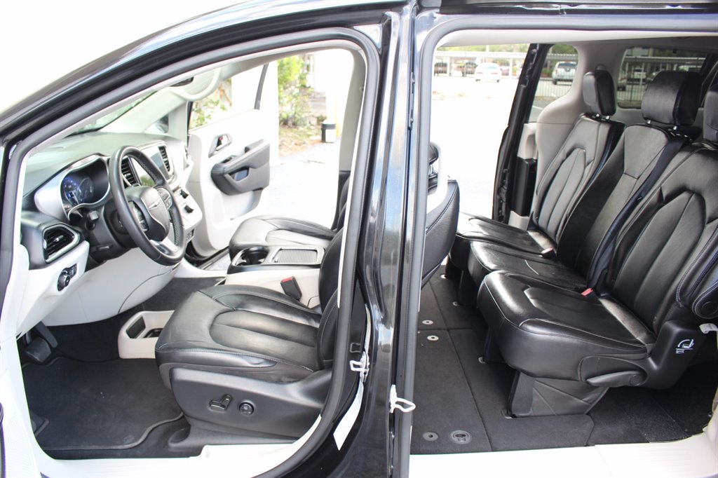 2022 Chrysler Pacifica - $32,995