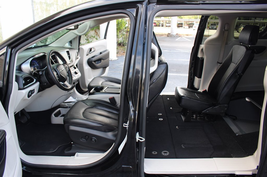 2022 Chrysler Pacifica - $32,995