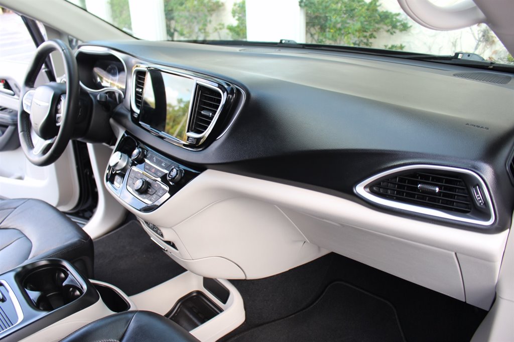 2022 Chrysler Pacifica - $32,995