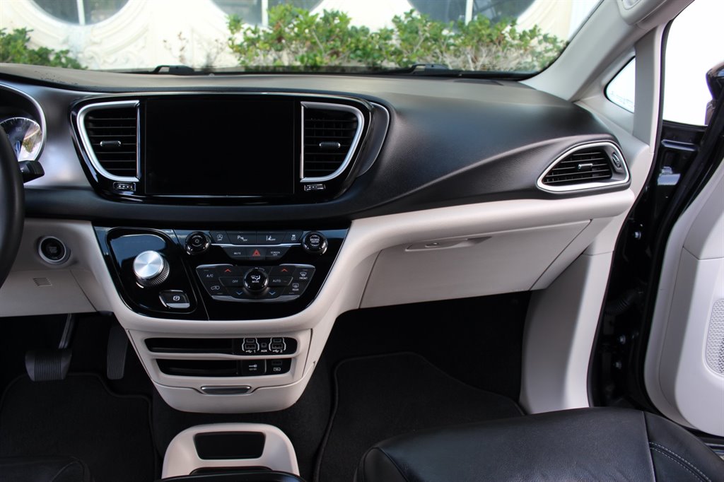 2022 Chrysler Pacifica - $32,995