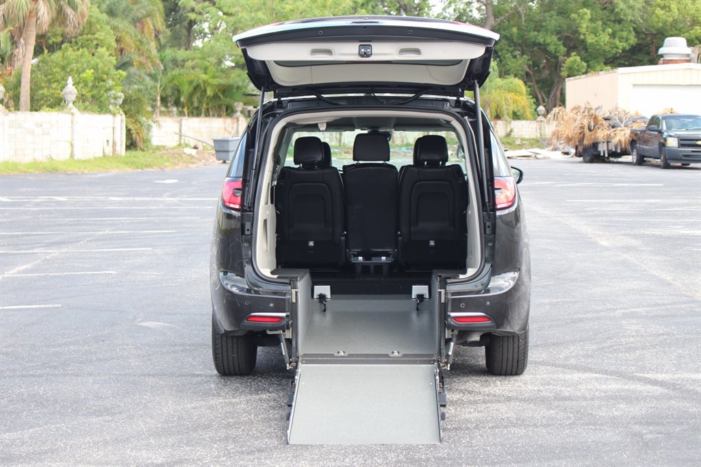2022 Chrysler Pacifica - $32,995