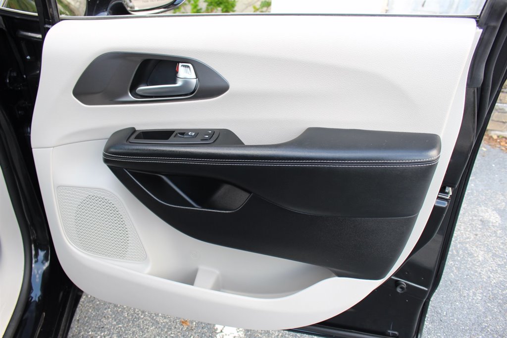 2022 Chrysler Pacifica - $32,995
