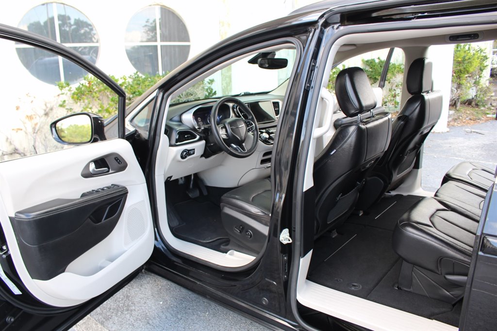 2022 Chrysler Pacifica - $32,995