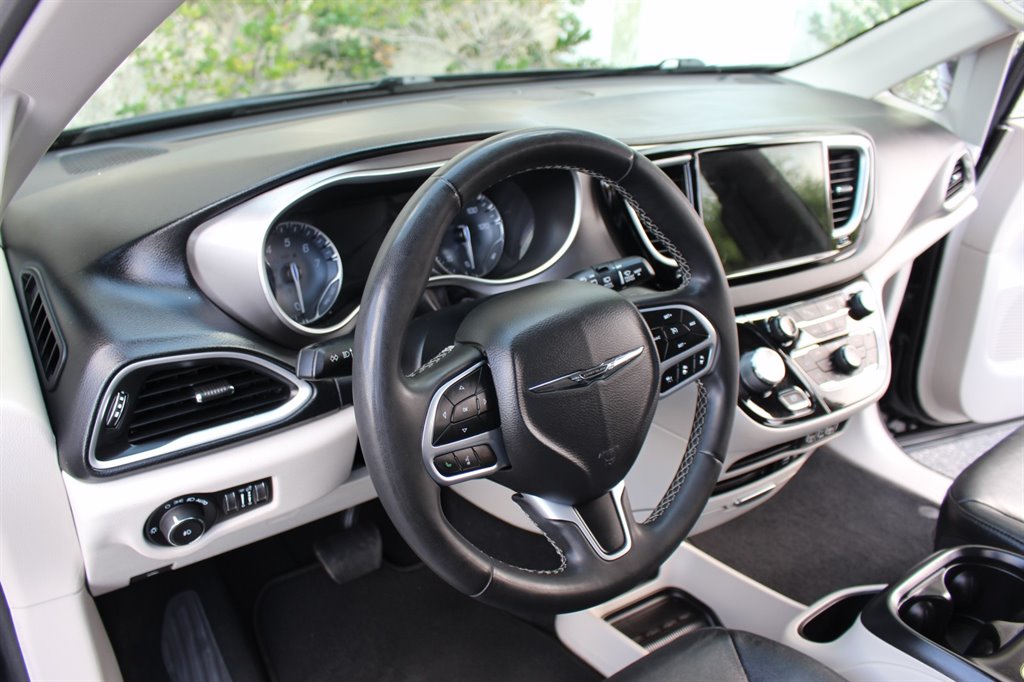2022 Chrysler Pacifica - $32,995