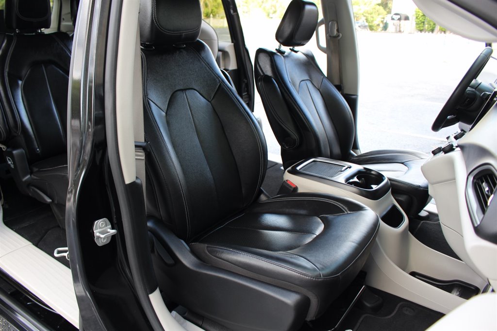 2022 Chrysler Pacifica - $32,995