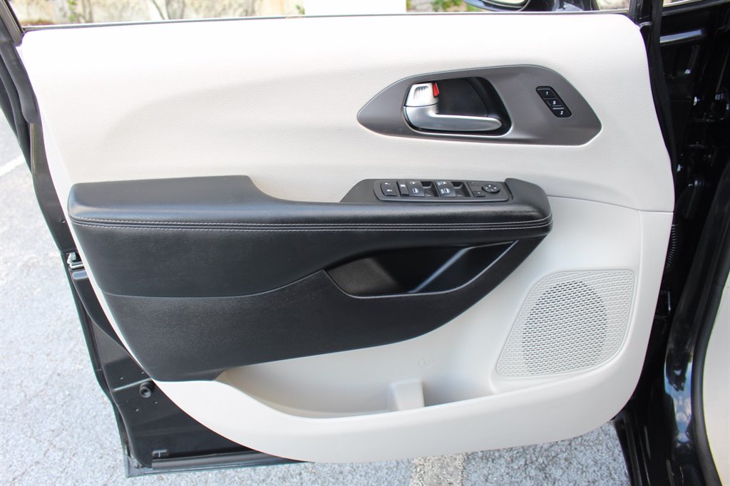 2022 Chrysler Pacifica - $32,995