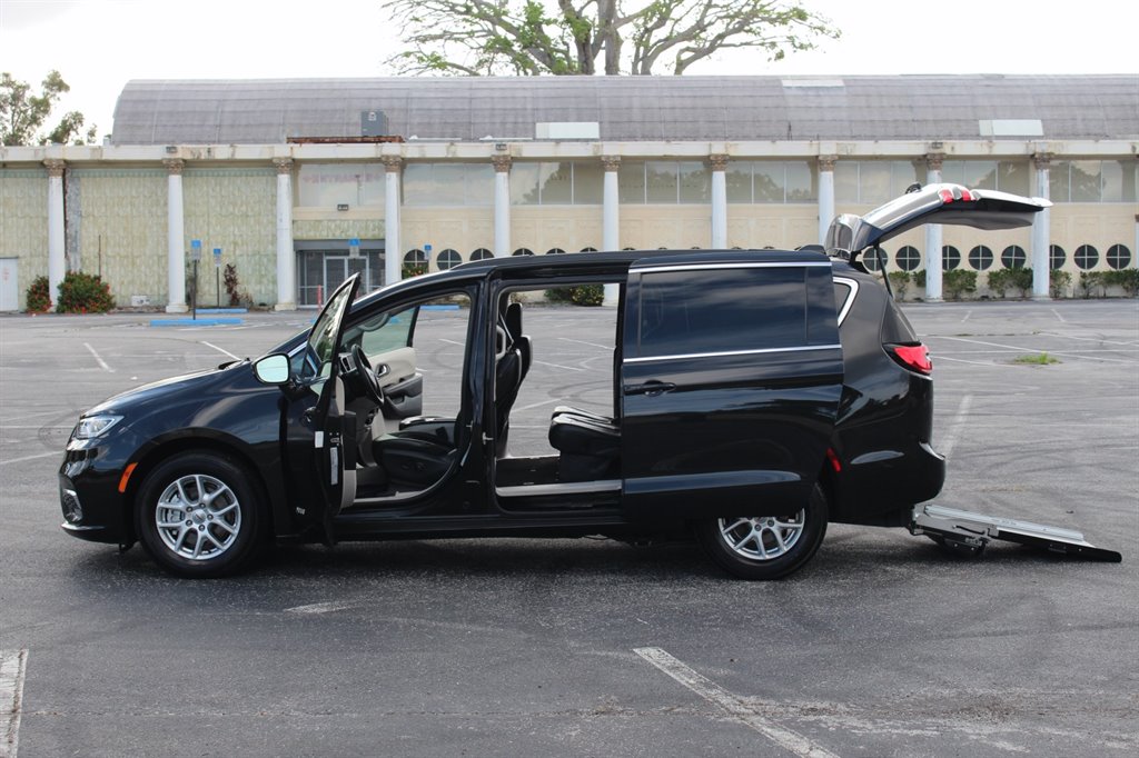 2022 Chrysler Pacifica - $32,995