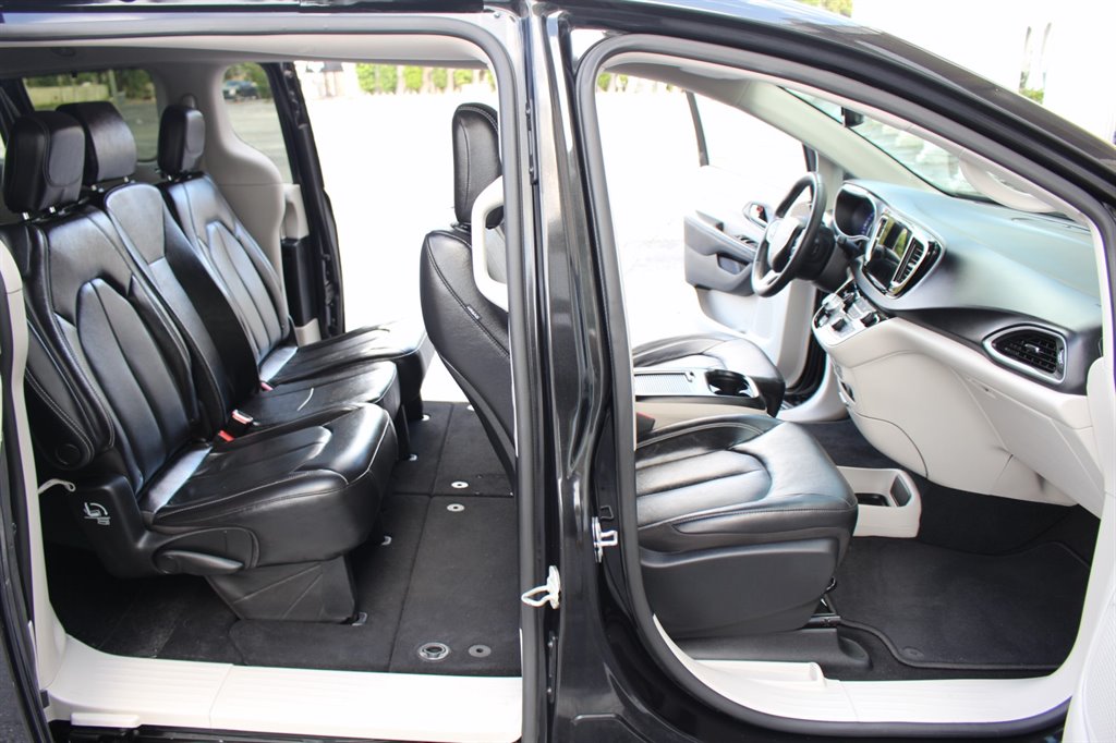 2022 Chrysler Pacifica - $32,995