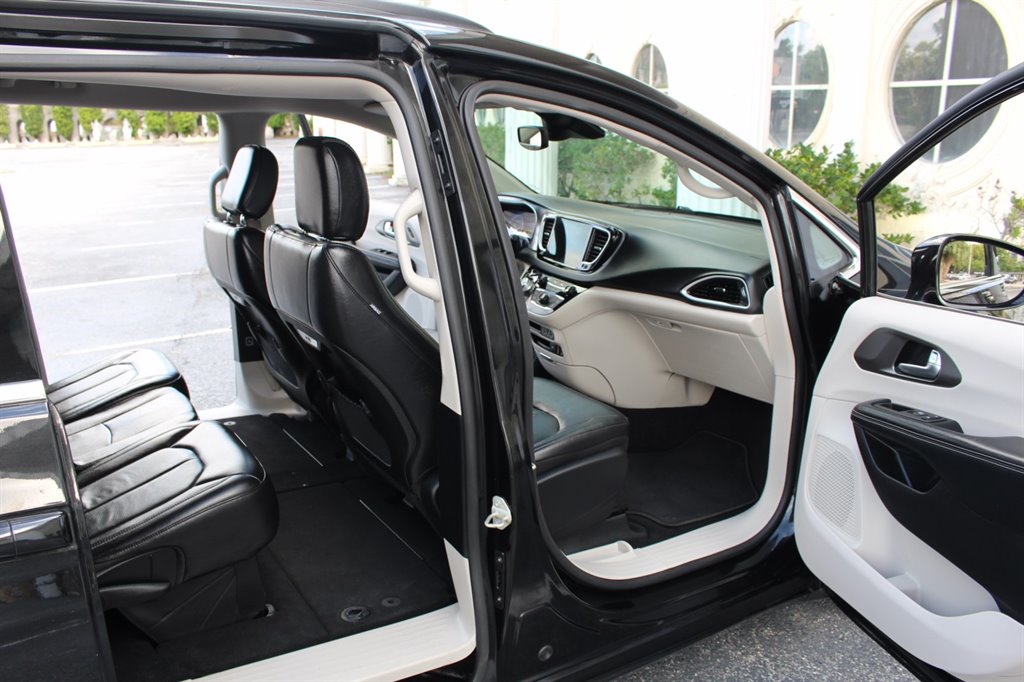 2022 Chrysler Pacifica - $32,995