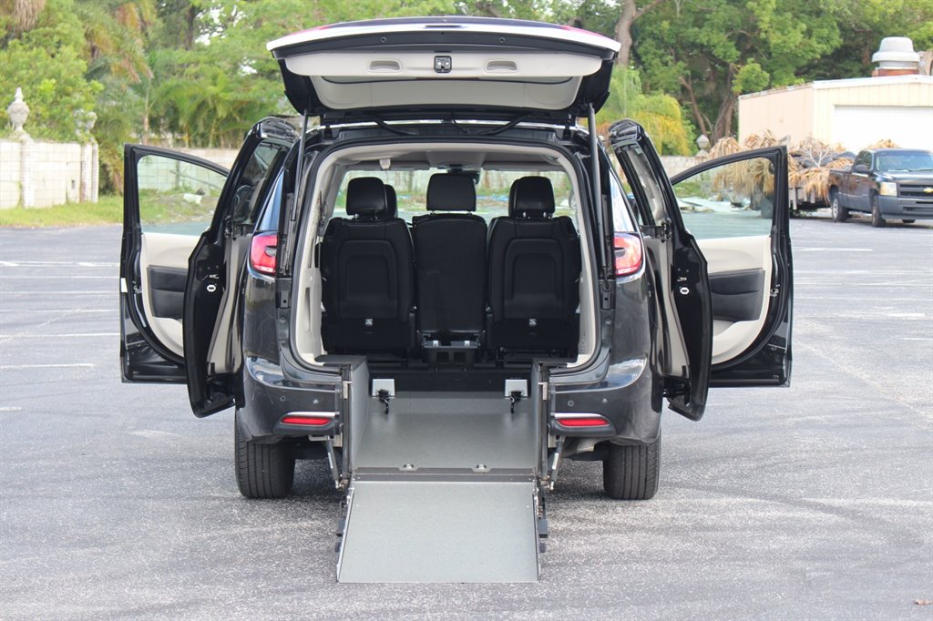 2022 Chrysler Pacifica - $32,995