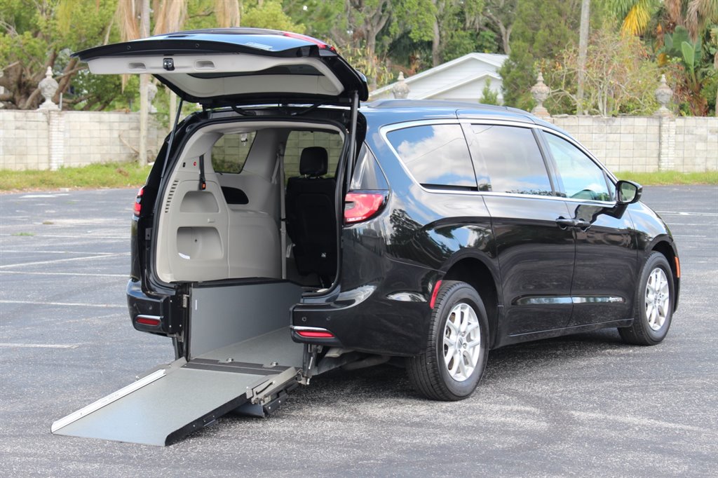 2022 Chrysler Pacifica - $32,995