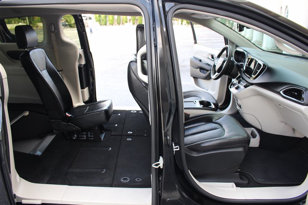 2022 Chrysler Pacifica - $32,995