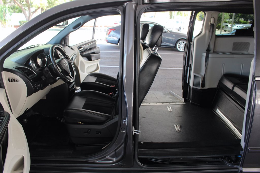 2017 Dodge Grand Caravan - $22,995