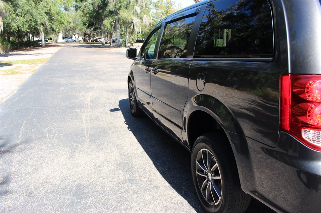 2017 Dodge Grand Caravan - $22,995