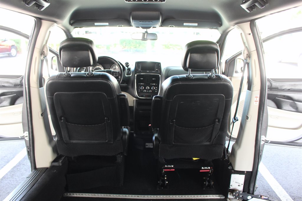 2017 Dodge Grand Caravan - $22,995