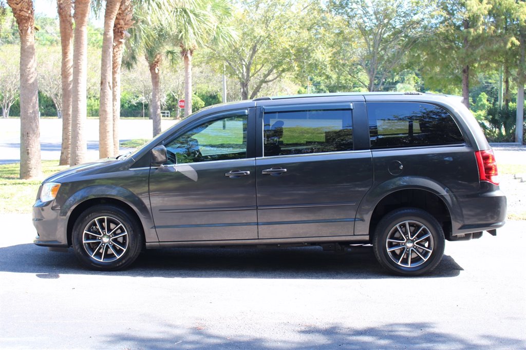 2017 Dodge Grand Caravan - $22,995