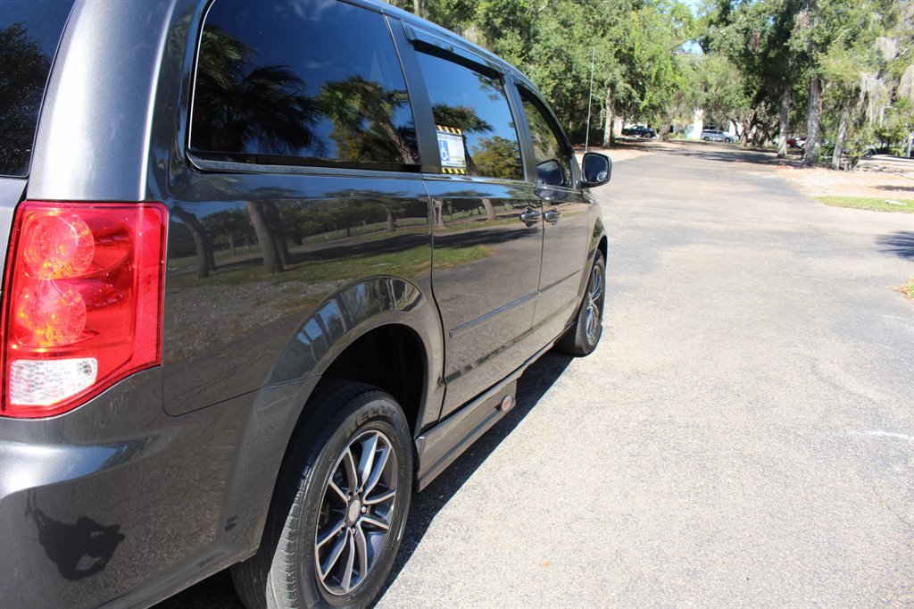 2017 Dodge Grand Caravan - $22,995