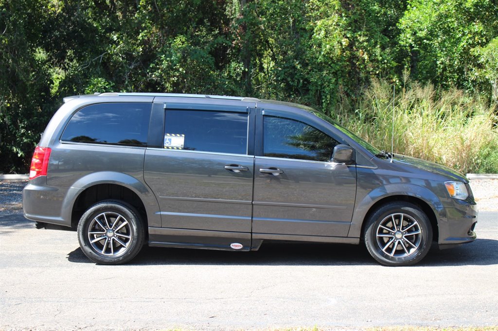 2017 Dodge Grand Caravan - $22,995
