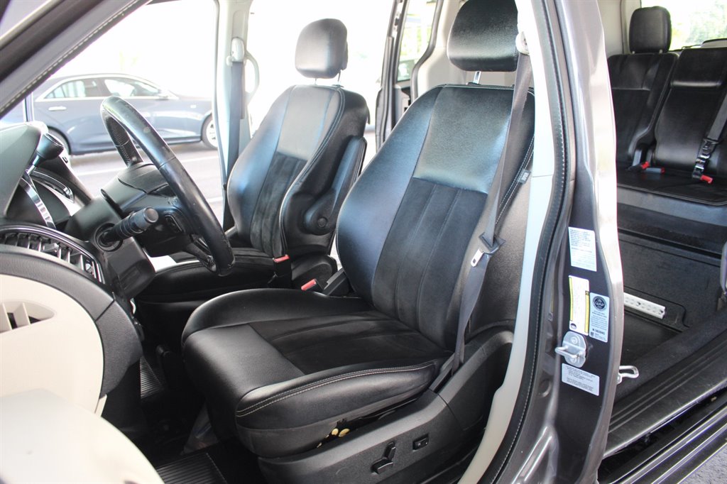 2017 Dodge Grand Caravan - $22,995