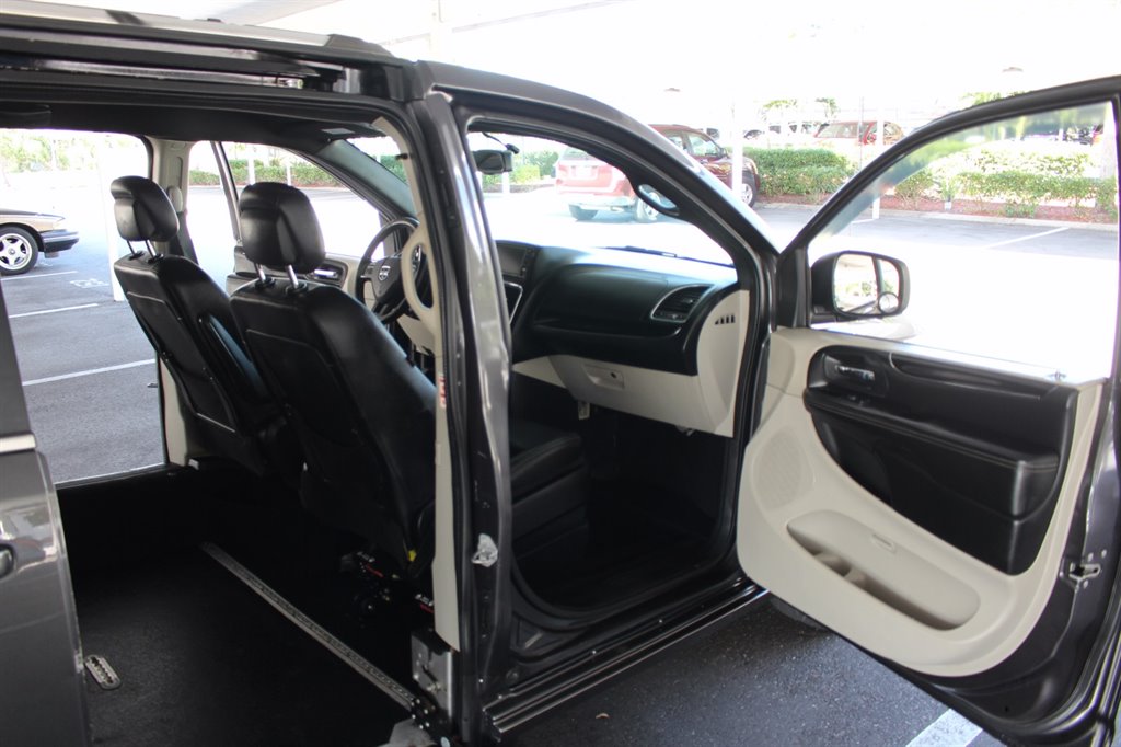 2017 Dodge Grand Caravan - $22,995