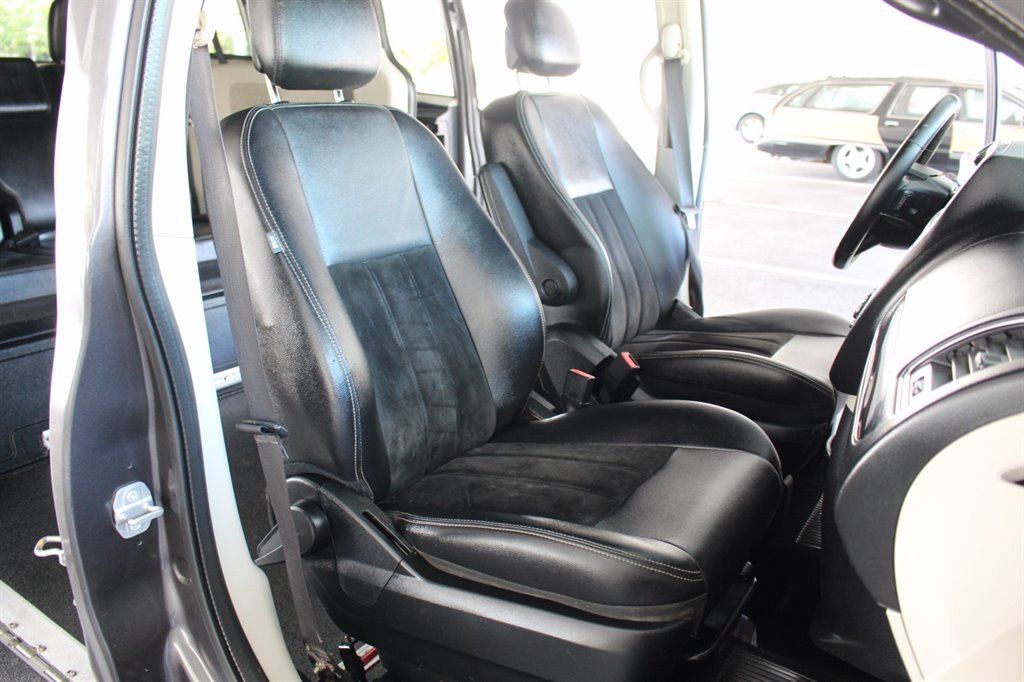 2017 Dodge Grand Caravan - $22,995