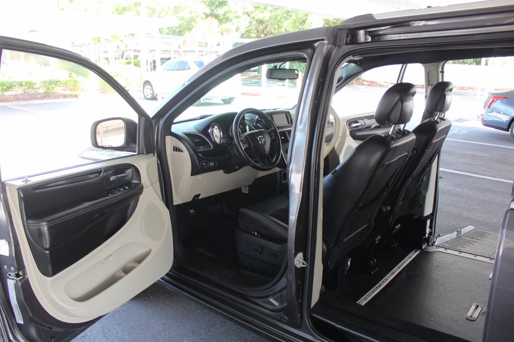 2017 Dodge Grand Caravan - $22,995
