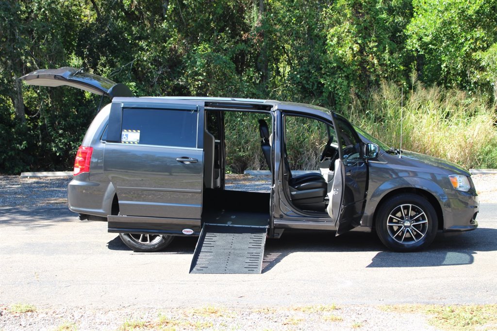 2017 Dodge Grand Caravan - $22,995