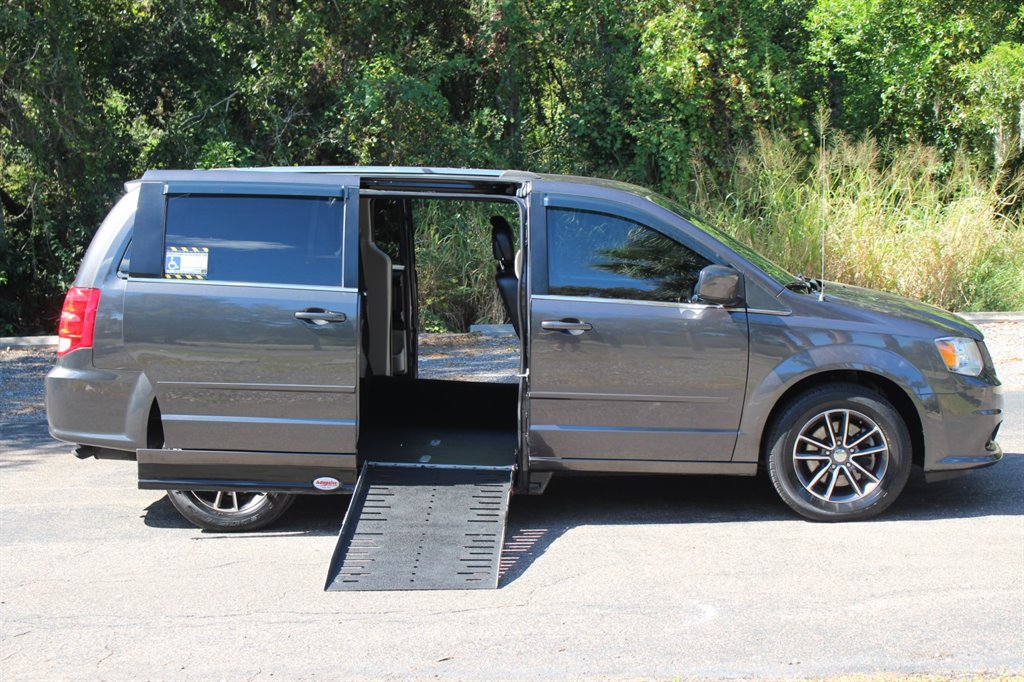 2017 Dodge Grand Caravan - $22,995