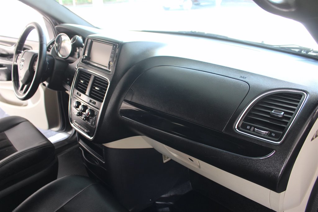 2017 Dodge Grand Caravan - $22,995