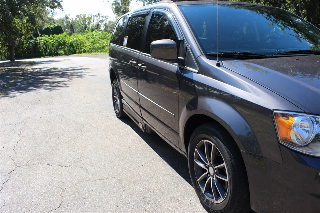 2017 Dodge Grand Caravan - $22,995