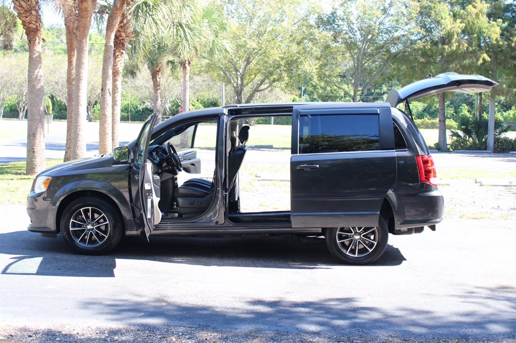 2017 Dodge Grand Caravan - $22,995
