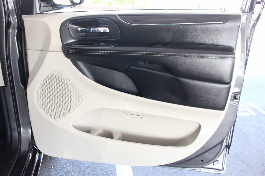 2017 Dodge Grand Caravan - $22,995