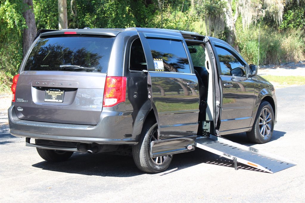 2017 Dodge Grand Caravan - $22,995
