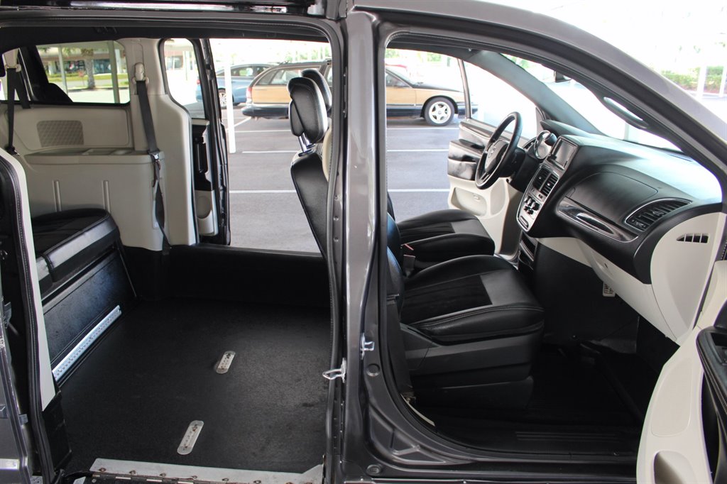 2017 Dodge Grand Caravan - $22,995