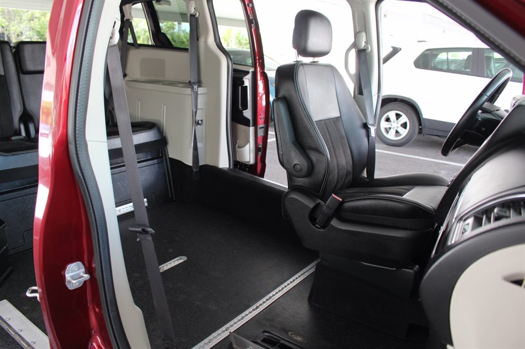 2019 Dodge Grand Caravan - $29,995