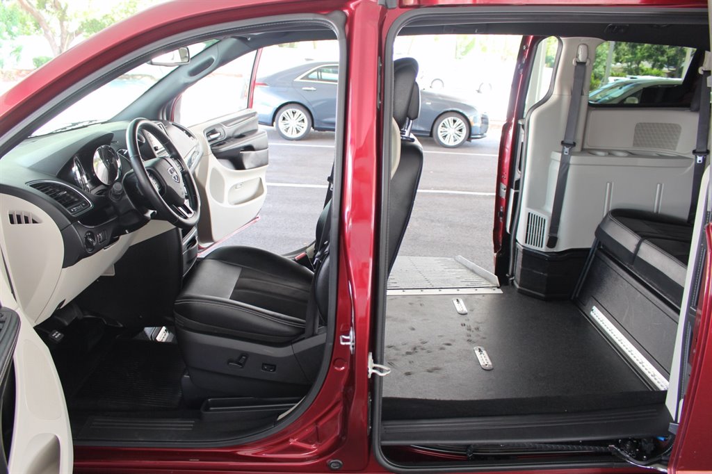 2019 Dodge Grand Caravan - $29,995