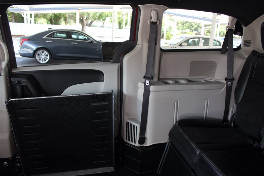 2019 Dodge Grand Caravan - $29,995