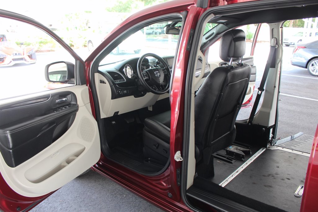 2019 Dodge Grand Caravan - $29,995