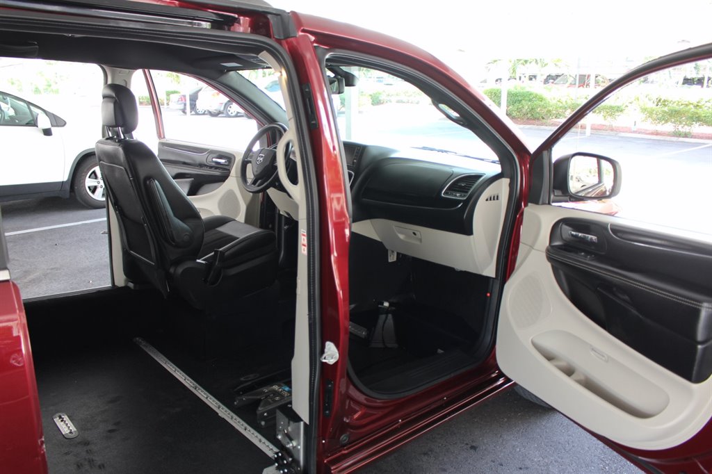 2019 Dodge Grand Caravan - $29,995