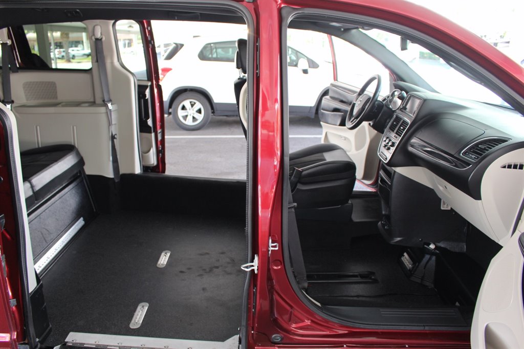 2019 Dodge Grand Caravan - $29,995