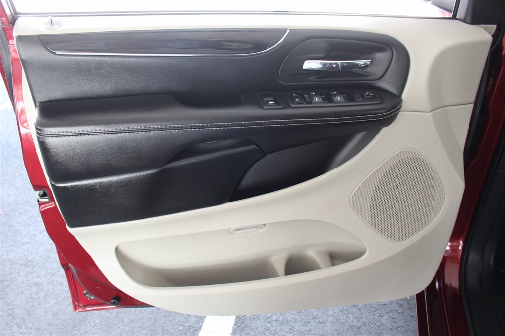 2019 Dodge Grand Caravan - $29,995