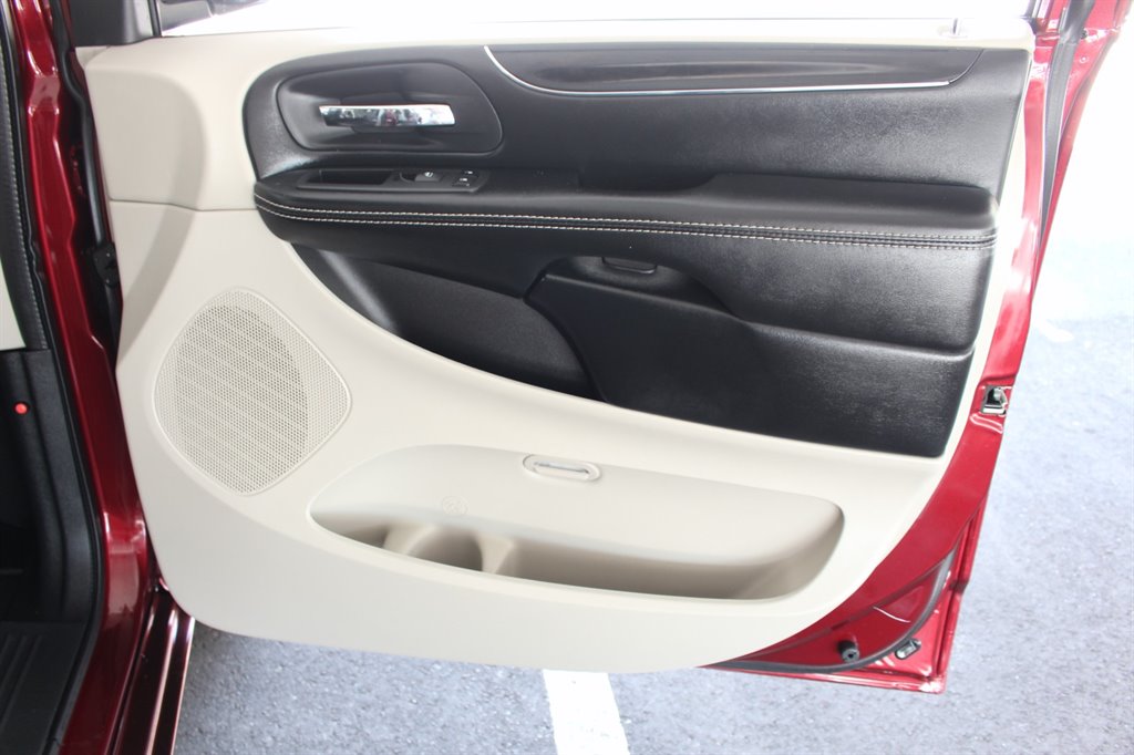 2019 Dodge Grand Caravan - $29,995