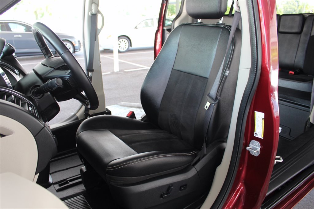 2019 Dodge Grand Caravan - $29,995
