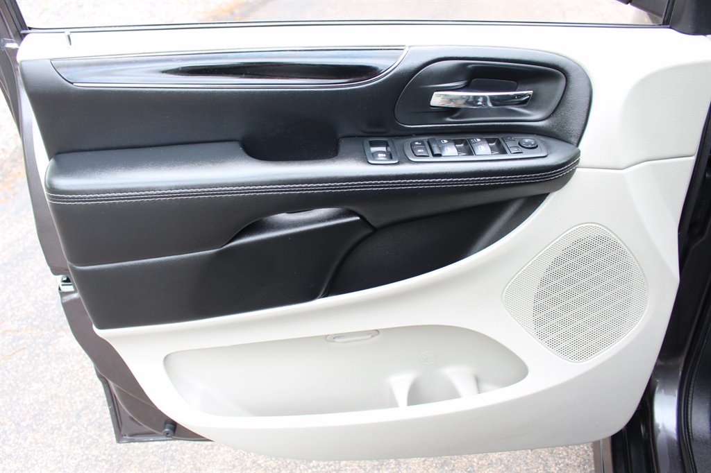 2019 Dodge Grand Caravan - $29,995