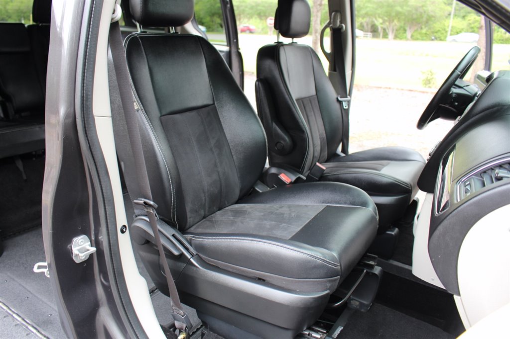 2019 Dodge Grand Caravan - $29,995